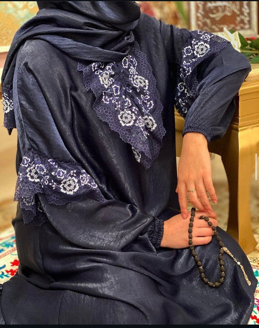 Abaya de prière en bleu nuit        tissu crêpe satin mat